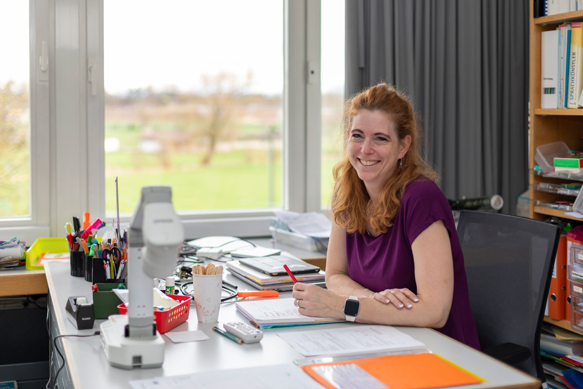 Portraitbild von Karin Fischer, Technische ICT-Verantwortliche und Lehrperson an der Primarschule Weiningen